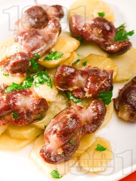 Вкусни печени пилешки воденички на фурна с картофи - снимка на рецептата